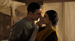 Akshay Kumar y Mauni Roy: 