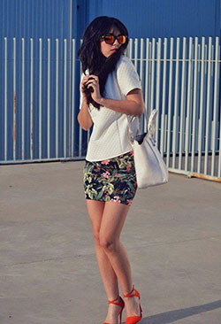 Rock The Summers con traje de camiseta blanca con falda floral: Camiseta blanca  