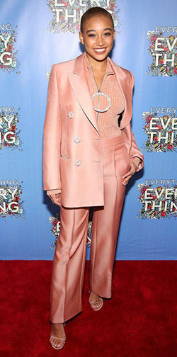 Los juegos del hambre. Mirada del día: gigi hadid,  Los Angeles,  vestidos de alfombra roja,  El poder de Stenberg,  Nueva York,  Fotos de poder  