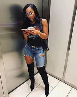vestido negro botas negras hasta el muslo: Falda de mezclilla,  Zapato de tacón alto,  Bota por encima de la rodilla,  Atuendos Con Botas  