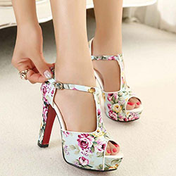 Bombas de tacón alto. Y quieren lucir un diseño de zapatos de tacón tan hermoso. Aquí, puedes ver el elegante diseño de tacón.: tacones altos,  Zapato de tacón alto,  Zapato de salón,  Tacón de aguja,  Ideas de tacón alto,  Las mejores ideas de tacones de aguja,  Zapato de punta abierta,  Zapatos  