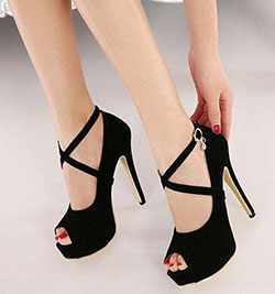 Bombas de tacón alto. Sandalias negras con hebilla cruzada en el tobillo: Zapato de tacón alto,  Zapato de salón,  Tacón de aguja,  Ideas de tacón alto,  Las mejores ideas de tacones de aguja,  Zapato de punta abierta,  Zapatos,  Zapatos sexys  