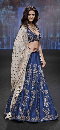 Lakme Fashion Week Summer, Resort 2017: Disha Patani camina por la rampa para #Jayanti...: Disha Patani  
