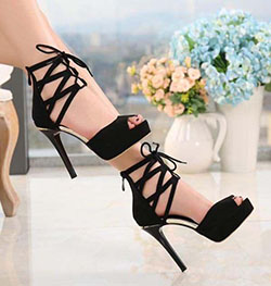 El diseño de la correa es muy sexy, es lo más destacado de este par de sandalias.: Zapato de tacón alto,  Zapato de salón,  Tacón de aguja,  gatito entero,  Ideas de tacón alto,  Las mejores ideas de tacones de aguja,  Zapatos,  Zapatos sexys  