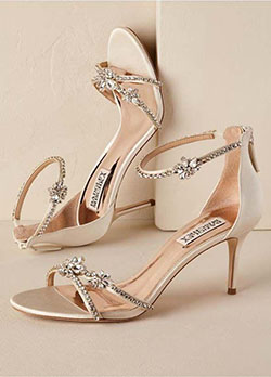 Tacón de tiras de cristal. Tacón de tiras de cristal en zapatos de boda dorados: Zapato de tacón alto,  Zapato de salón,  Tacón de aguja,  gatito entero,  Ideas de tacón alto,  Las mejores ideas de tacones de aguja,  Zapatos de boda  