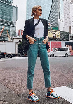 Caroline Daur, jeans de mamá: vestidos de alfombra roja,  Vaqueros de mamá,  Ideas de ropa de calle  