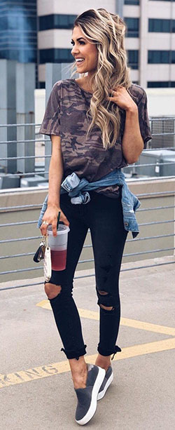 Outfit con jeans negros para mujer: Conjunto De Vaqueros Negros,  Pantalones ajustados,  Camiseta con cuello redondo,  Semana de la Moda  