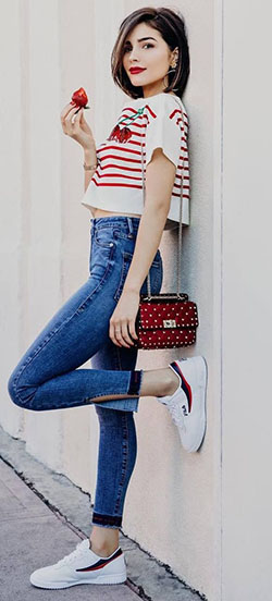 Influencer olivia, Olivia Culpo, Influencer de moda: top corto,  Zapatos deportivos,  Olivia Culpo,  Vaqueros de cintura alta,  influenciador de la moda  