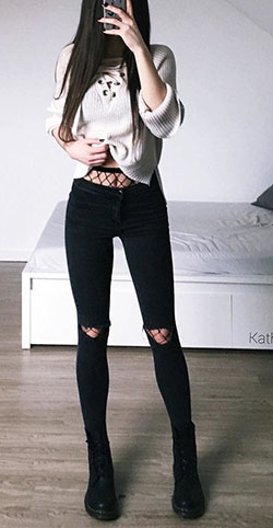 Vaqueros negros con medias de red: Pantalones rasgados,  Conjunto De Vaqueros Negros,  top corto,  Vaqueros de mamá,  moda grunge,  moda punk  