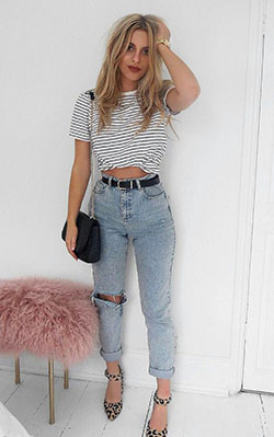outfit jeans boyfriend: top corto,  Vaqueros de cintura alta  