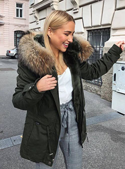 Cómo usar una parka: blusa blanca y pantalones grises.: 