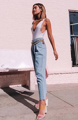 Jeans plisados, Mom jeans: Pantalones ajustados,  Vaqueros de mamá,  Ideas de ropa de calle  