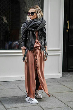 vestido largo y chaqueta de cuero: trajes de invierno,  gabardina,  vestido largo,  Ideas de ropa de calle  