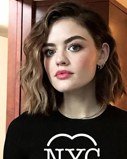 pelo corto y rizado lucy hale: corte bob,  Cabello corto,  El pelo en capas,  Lucy Hale,  Peinado de cara redonda,  Aria Montgomery  
