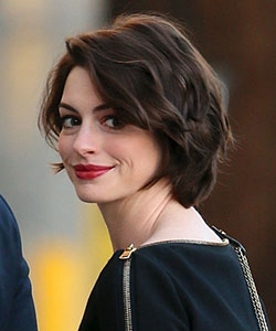 Famosas con pelo corto 2018, Anne Hathaway: corte bob,  Pelo castaño,  Cabello corto,  corte pixie,  Julianne Hough,  Peinado de cara redonda  