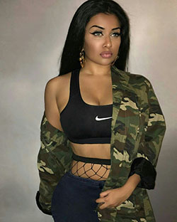 Mirada militar para niñas, blusa corta, video musical: top corto,  Ideas de atuendos militares  