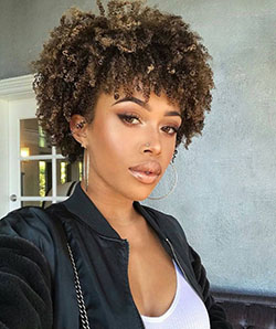 Peinados rizados naturales cortos de mujer negra: Cabello con textura afro,  Cabello corto,  peinado mohicano,  Cuidado del cabello,  Pelo corto y rizado  