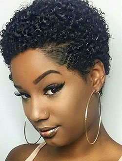 Peinados rizados naturales súper cortos: Cabello con textura afro,  Cabello corto,  peinado mohicano,  Nudo superior,  Pelo corto y rizado  