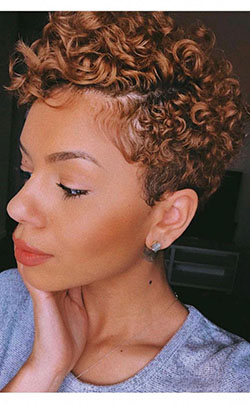 Peinados rizados cortos negros de bajo mantenimiento: Cabello con textura afro,  Ideas para teñir el cabello,  Cabello corto,  corte pixie,  Cabello enrulado,  Pelo corto y rizado  