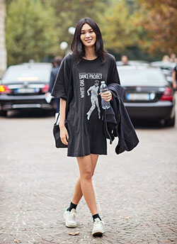 Chicas en trajes de camisetas grandes: Traje de camiseta  