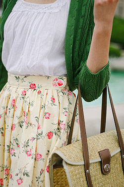 Outfits con faldas de talle alto, falda floral, ropa vintage: trajes de fiesta,  Alfiler de solapa,  Ropa vintage,  Trajes De Falda,  Diseño floral  