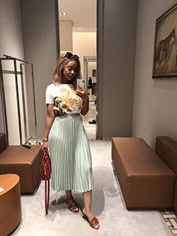 Outfit con falda plisada Mihlali, Ropa casual: top corto,  Informal de negocios,  Trajes De Falda,  Atuendos Informales,  Falda plisada  