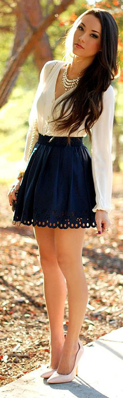 Chica guapa en falda, ropa casual: top corto,  Falda de patinadora,  Trajes De Falda,  Falda de cuero,  Atuendos Informales  