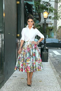 lindo atuendo con falda midi: Piso de ballet,  Camila Coelho,  Midi floral,  Traje De Falda Midi,  Falda oscilante  