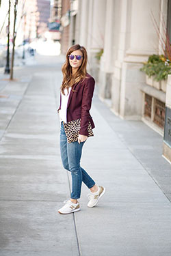 Combinar zapatillas blancas y doradas: azul marino,  Atuendo Con Zapatillas,  Estilo callejero,  Atuendos Informales  