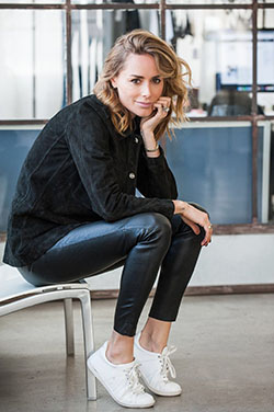 ¡Mira estos! leggins y zapatillas, Ropa casual: Ideas de atuendos universitarios,  Anine Bing,  Atuendos Informales  