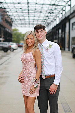 Cute Hoco Couple Outfits, Formal wear y Evening gown: vestido sin espalda,  Vestido de novia,  Vestido de noche,  trajes de pareja,  Ropa formal  