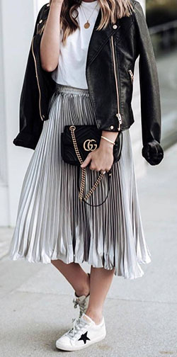 Falda plisada con zapatillas gucci: Trajes De Falda,  Atuendos Informales,  Falda plisada  