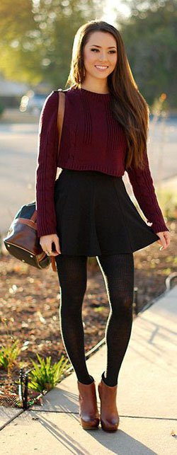 Botines y minifalda: top corto,  trajes de invierno,  Zapato de tacón alto,  Atuendos Con Botas,  Trajes De Falda  
