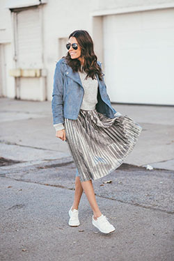 Outfit falda plisada con tenis: top corto,  Trajes De Falda,  Atuendos Informales,  Falda plisada  
