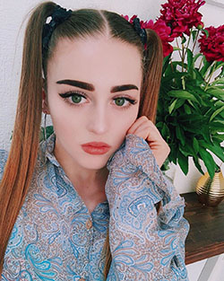 Encuentra y consigue la cara de julia vins: Julia Vins  