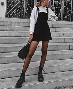 Traje lindo de chica alternativa, moda grunge: trajes de invierno,  cuello polo,  moda grunge,  modainsta,  Atuendos Con Botas  