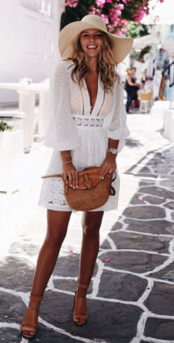 La ropa de mykonos más admirada por los hombres, Ropa casual: Sombrero de copa,  Vestido Bohemio,  Atuendos Informales,  Traje de brunch  