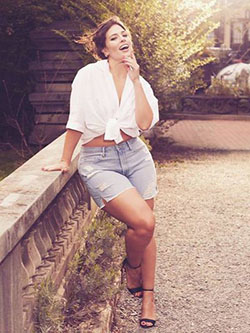 conjuntos de pantalones cortos de ashley graham: Modelo de talla grande,  ashley graham,  Fotografía de moda,  Objetivos del cuerpo,  Atuendos De Top Corto,  marina rinaldi  