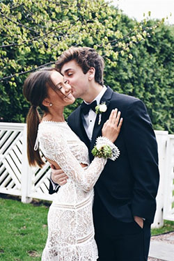 Buen intento para lindas parejas de regreso a casa, vestido de novia: vestido sin espalda,  Vestido de novia,  Vestido de noche,  Diseño floral,  trajes de pareja  