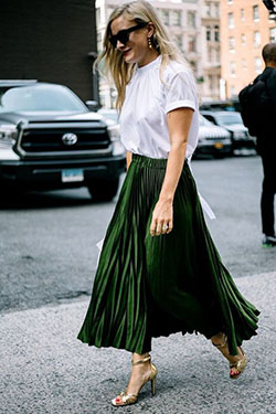 Falda plisada verde street style: Trajes De Falda,  Estilo callejero  