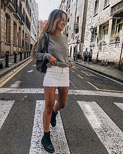 Jersey falda y doc martens: Falda de mezclilla,  Atuendos Con Botas  