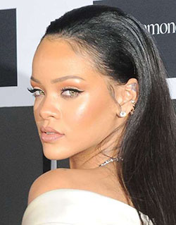 Fundación Clara Lionel, Cabello negro: Kendall Jenner,  Ideas para teñir el cabello,  El pelo en capas,  Belleza Fenty,  pelo negro,  Los mejores looks de Rihanna  