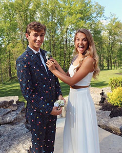 Descubre grandes ideas de trajes a juego para el baile de graduación, Ropa formal: trajes de fiesta,  correa de espagueti,  Camisa sin mangas,  Vestido de la dama de honor,  trajes de pareja,  Ropa formal  