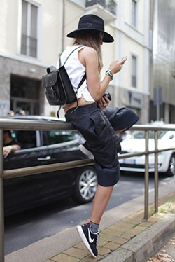 Traje de tomboy chic fino y encantador, semana de la moda: Semana de la Moda,  Pantalones cortos negros,  Estilo callejero  