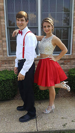 Encuentre estas hermosas ideas para fotos de regreso a casa, Jovani Fashion: trajes de fiesta,  trajes de pareja,  Moda con clase,  Ceremonia de graduación  