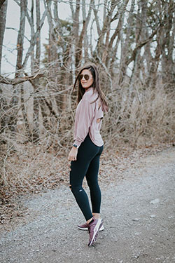 Estilo sudadera con capucha y polainas, pantalones de yoga.: Pantalones de yoga,  objetivos de moda,  Atuendos De Yoga  