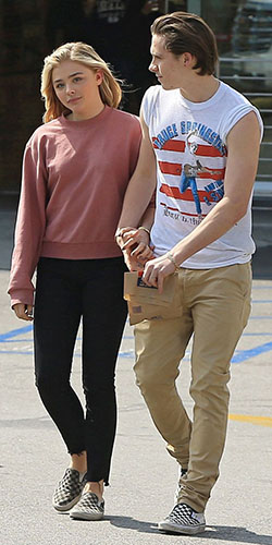 Brooklyn Beckham y Chloé Moretz: Victoria Beckham,  trajes de furgonetas,  David Beckham,  brooklyn beckham  