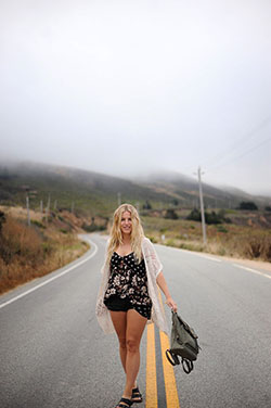 Outfits con shorts negros, Big Sur, Road trip: estilo bohemio,  Pantalones cortos negros,  Sesión de fotos  
