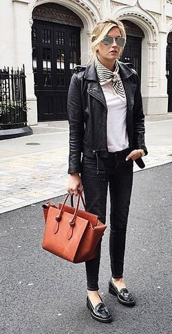 Traje de trabajo de chaqueta de cuero: Chaqueta de cuero,  Atuendos Informales,  Trajes De Zapatos Planos  