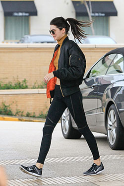 El mejor consejo relacionado con la moda para kendall jenner athleisure, pantalones de yoga: Kylie Jenner,  Kendall Jenner,  gigi hadid,  Pantalones de yoga,  Atuendos De Yoga  